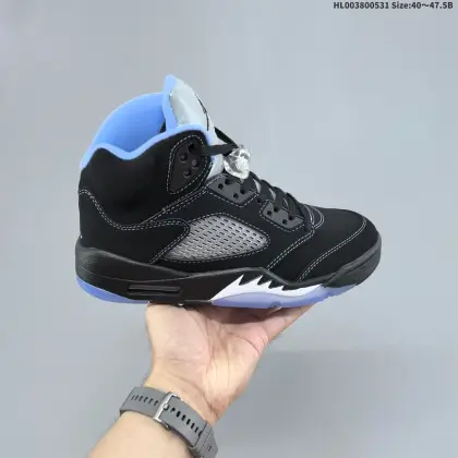 纯原版本 Air Jordan 5 Retro "Black University Blue" 高帮 复刻黑北卡蓝 AJ5 乔丹5代 aj5 乔5 高邦 复刻黑蓝 乔丹篮球鞋系列 整体设计还原元年的风格,鞋身整体以黑色麂皮为主色调,搭配白色缝线勾勒轮廓,最大的亮点是内衬部分辅以北卡蓝点缀,十分吸睛;鞋身侧面的透气网格则使用透明水晶呈现,标志性的鲨鱼锯齿元素则采用银色点缀,鞋舌部分标志性的3M反光设计依旧保留,并且带有蓝色Jumpman Logo点缀;中底可视化透明Air Max气垫,后跟Jumpman Logo以蓝色刺绣点缀,最大的亮点是内衬部分辅以北卡蓝点缀,十分吸睛;鞋底使用黑色中底搭配冰蓝水晶透明橡胶大底呈现,水晶大底下印有黑色Jumpeman Logos,为整个设计收尾. 货号:DD0587-008(2026.07.18发售) HL003800531 B